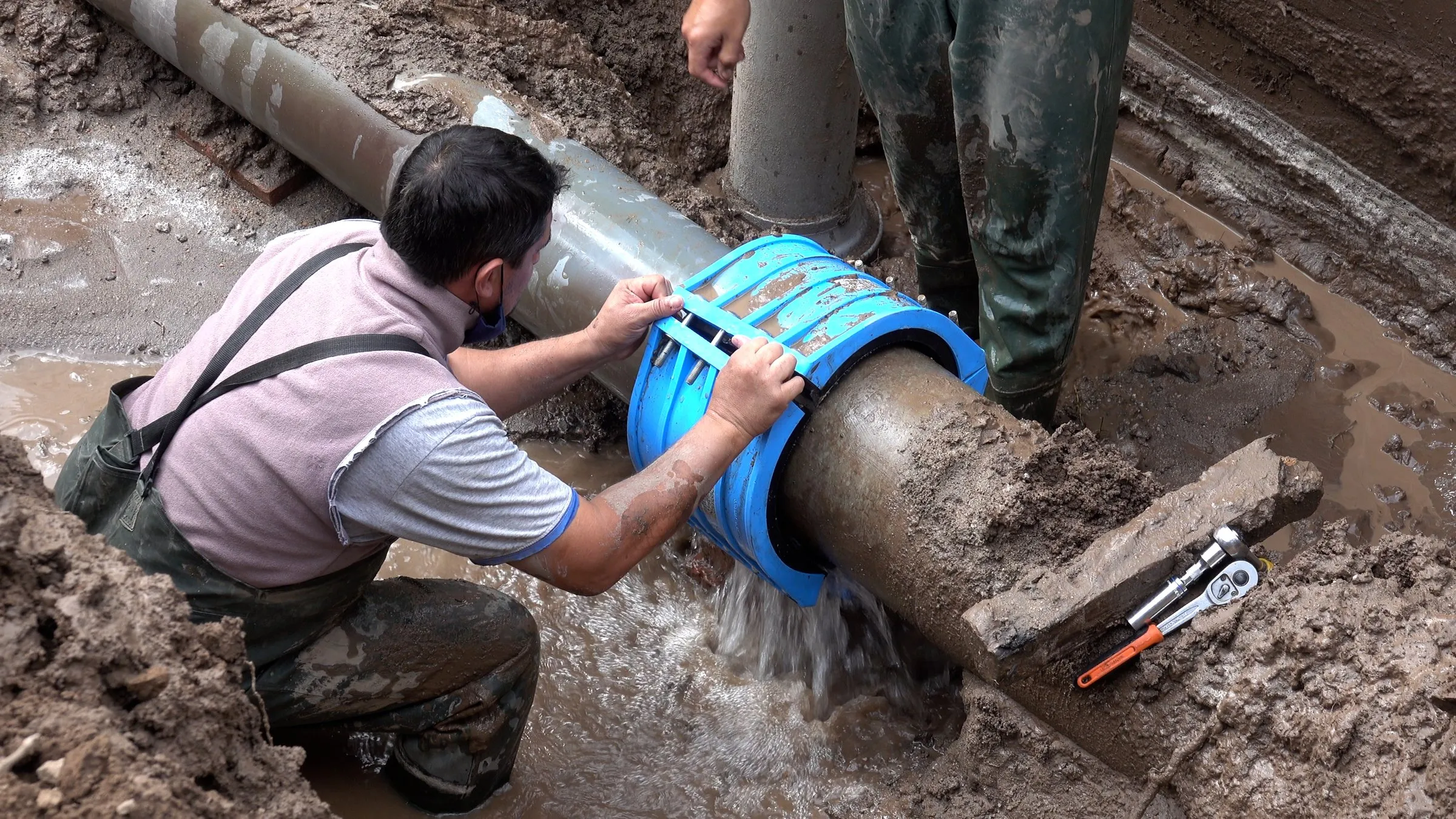 Colocación de una junta de reparación Juntamas sobre un caño con pérdida de agua, en obra